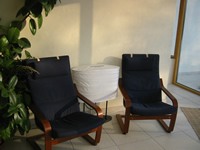 Fauteuils dans un espace de détente